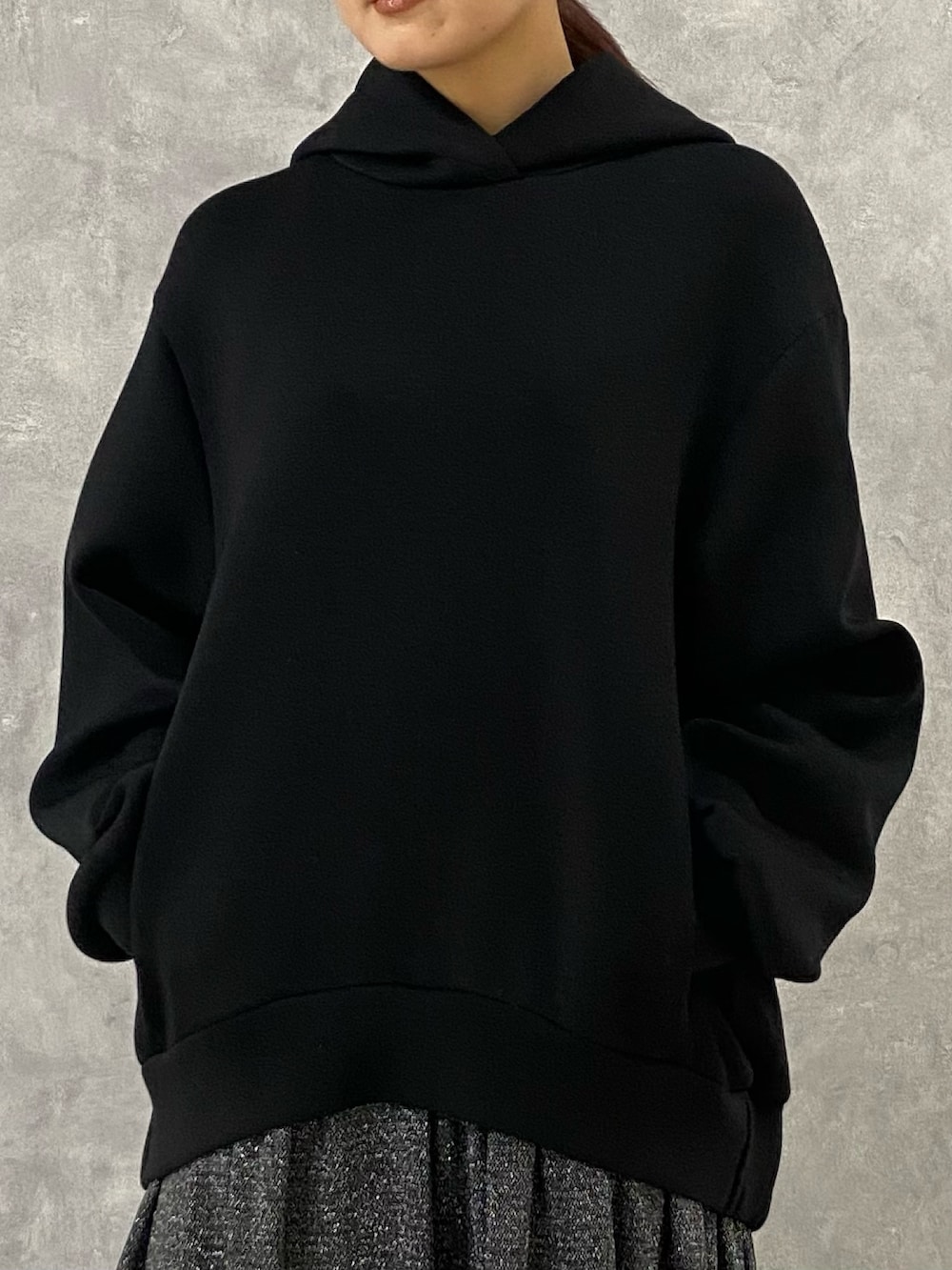 ブラック系のワンピース、ブラック系のブーツを着用したレディースの秋コーディネートの4枚目の写真