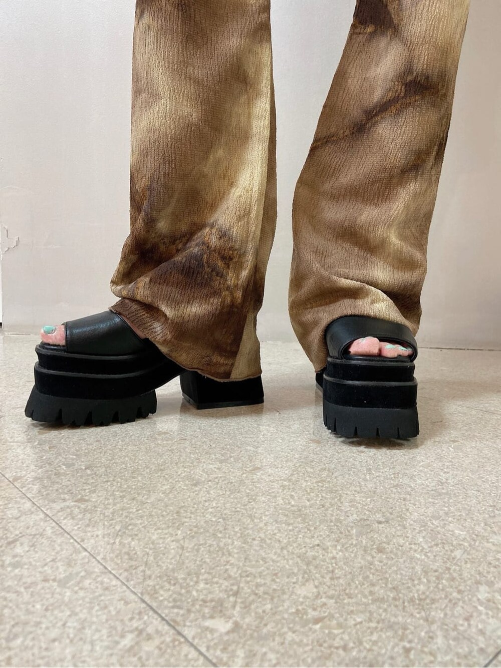 その他のシャツ/ブラウス、ブラック系のサンダル、ブラック系のニット/セーターを着用したレディースの夏コーディネートの3枚目の写真