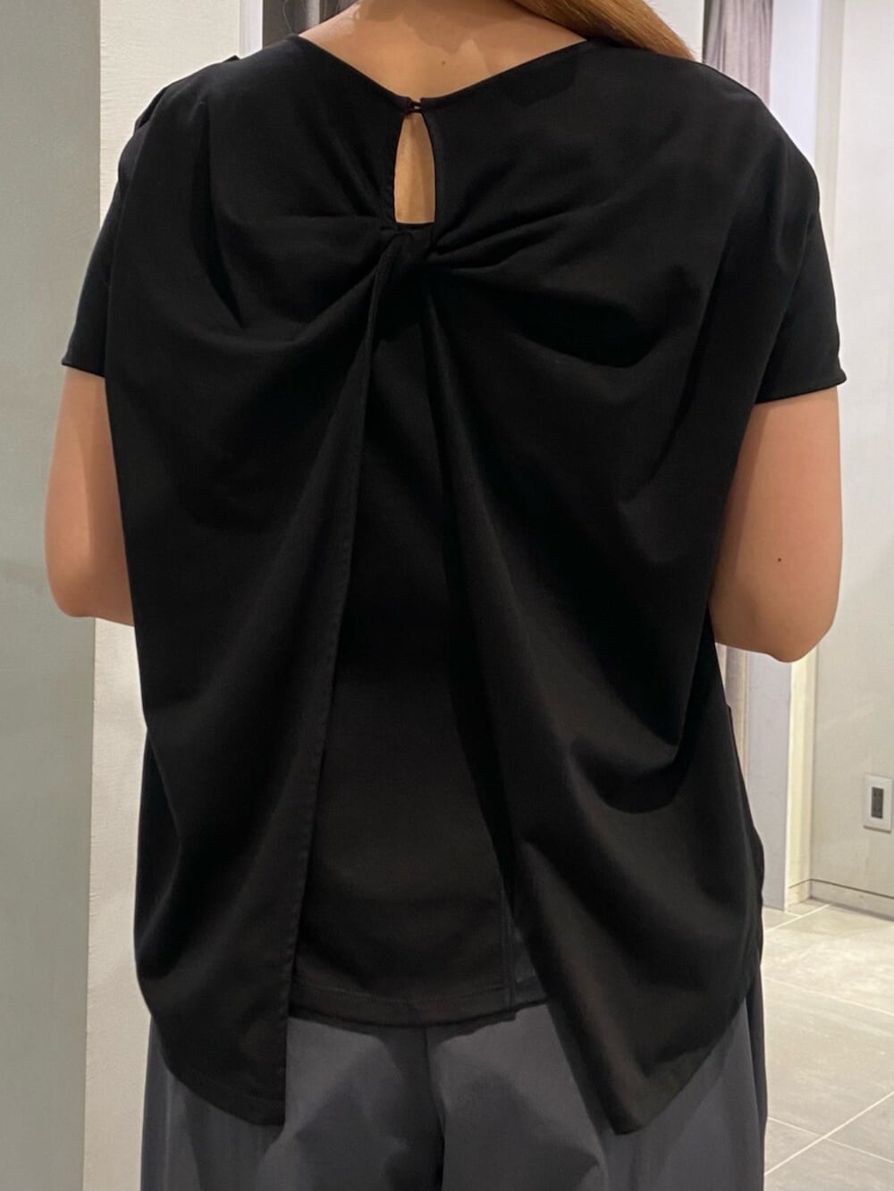 ブラック系のサンダル、ブラック系のTシャツ/カットソー、グレー系のその他パンツを着用したレディースの夏コーディネートの6枚目の写真