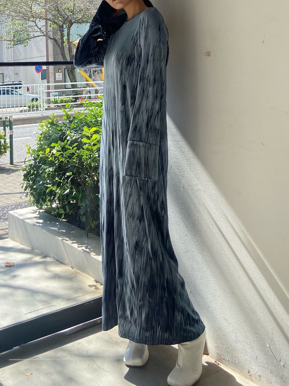 ブルー系のワンピース、ホワイト系のブーツを着用したレディースの冬コーディネートの2枚目の写真