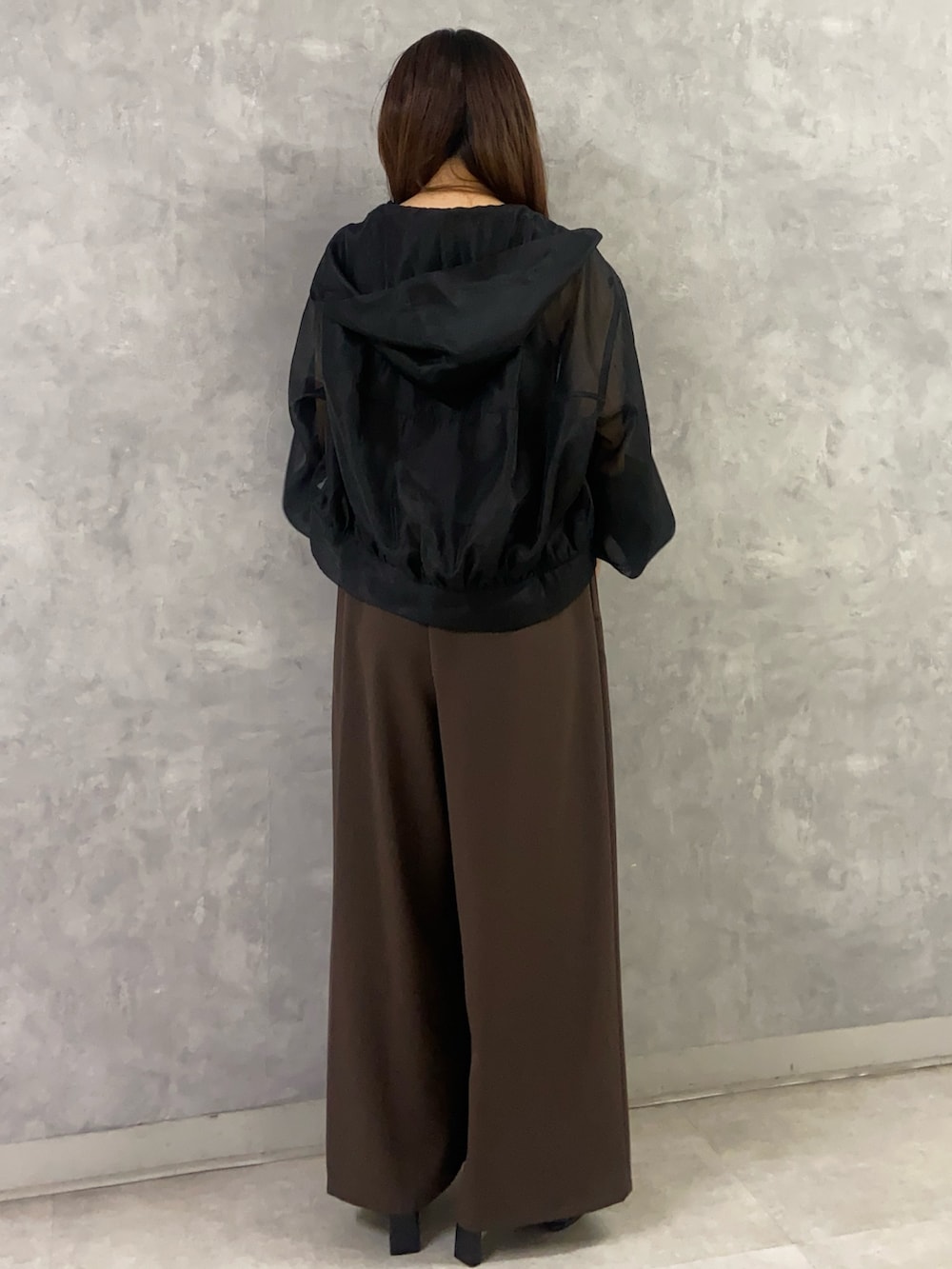 ブラック系のブルゾン、ブラウン系のつなぎ/オールインワン、ブラック系のサンダルを着用したレディースの夏コーディネートの3枚目の写真