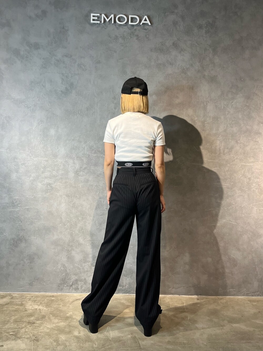ホワイト系のTシャツ/カットソー、その他のその他パンツ、ブラック系のサンダルを着用したレディースの春コーディネートの3枚目の写真