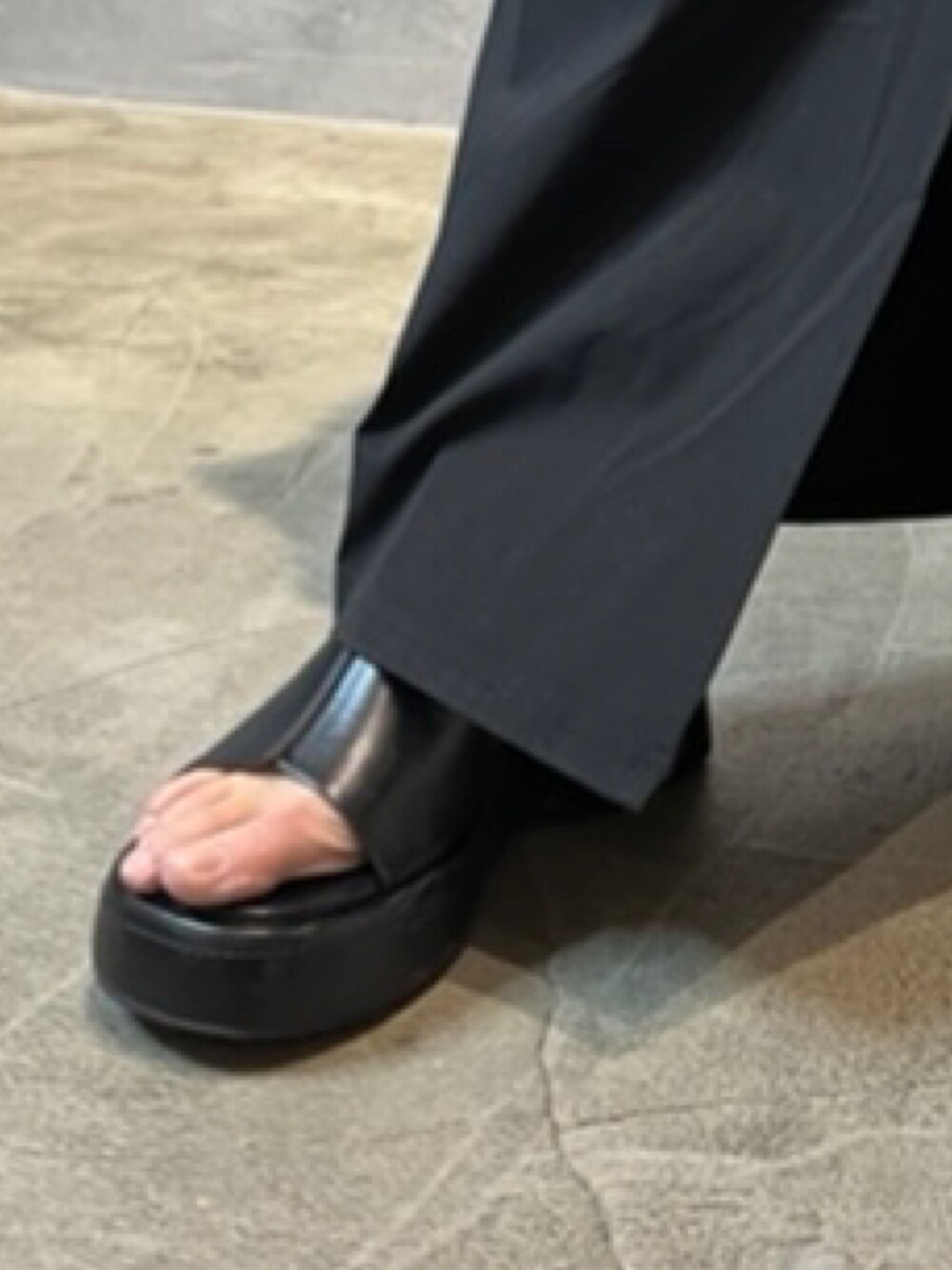 ブルー系のデニムジャケット、ベージュ系のキャミソール、ブラック系のスカートを着用したレディースの春コーディネートの7枚目の写真