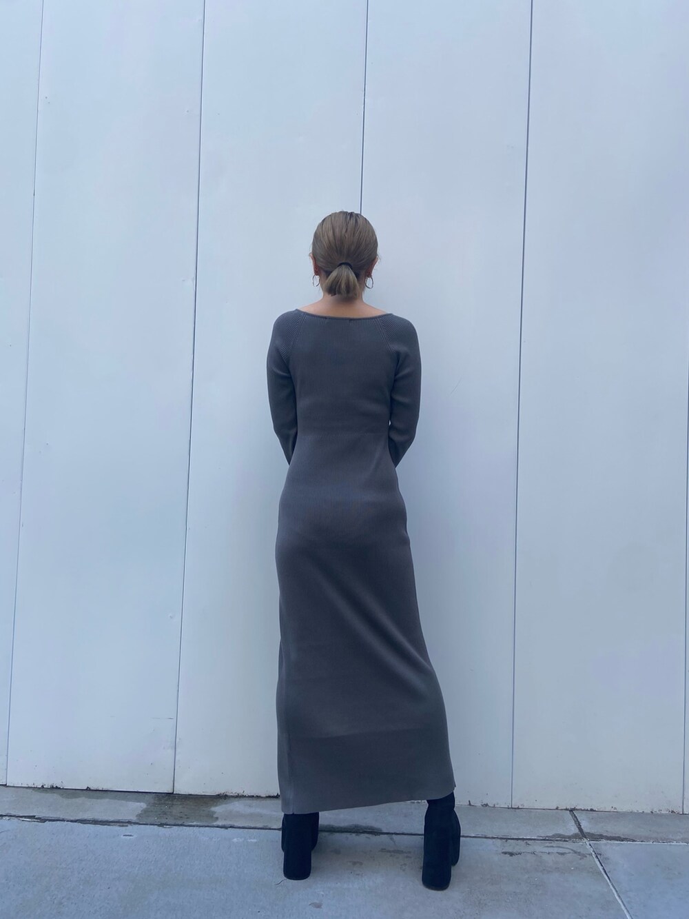 ブラック系のブーツ、ブラック系のブーツを着用したレディースの冬コーディネートの3枚目の写真