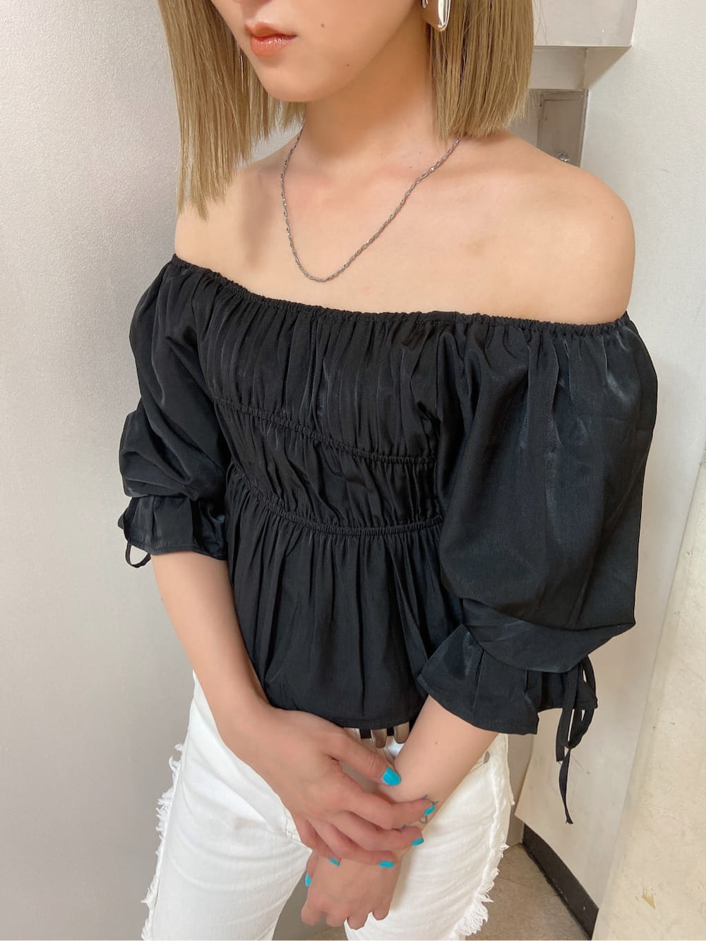 ブラック系のサンダル、ホワイト系のデニムパンツ、ブラック系のシャツ/ブラウスを着用したレディースの夏コーディネートの2枚目の写真