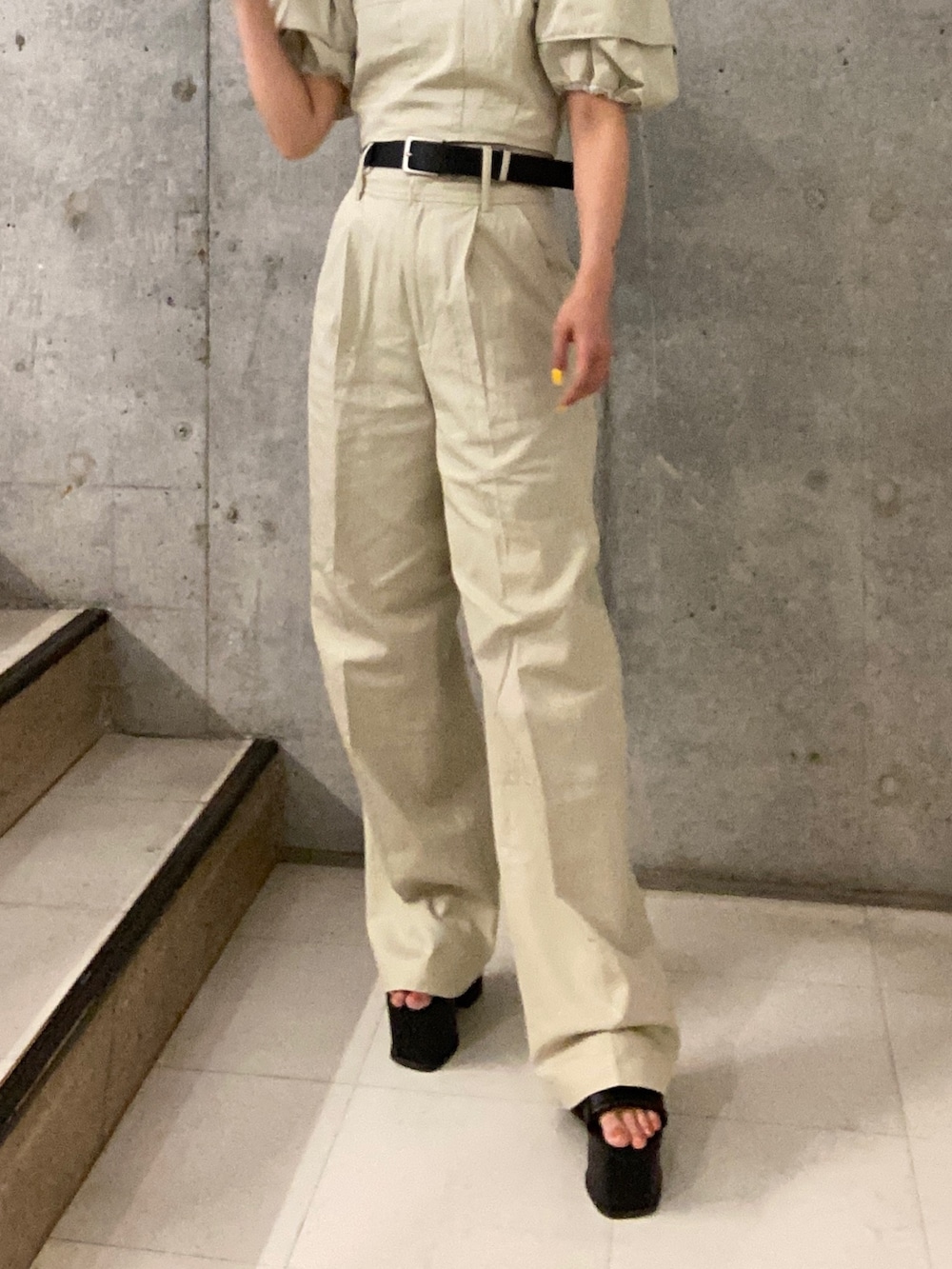 ホワイト系のシャツ/ブラウス、ホワイト系のその他パンツ、ブラック系のサンダルを着用したレディースの春コーディネートの5枚目の写真