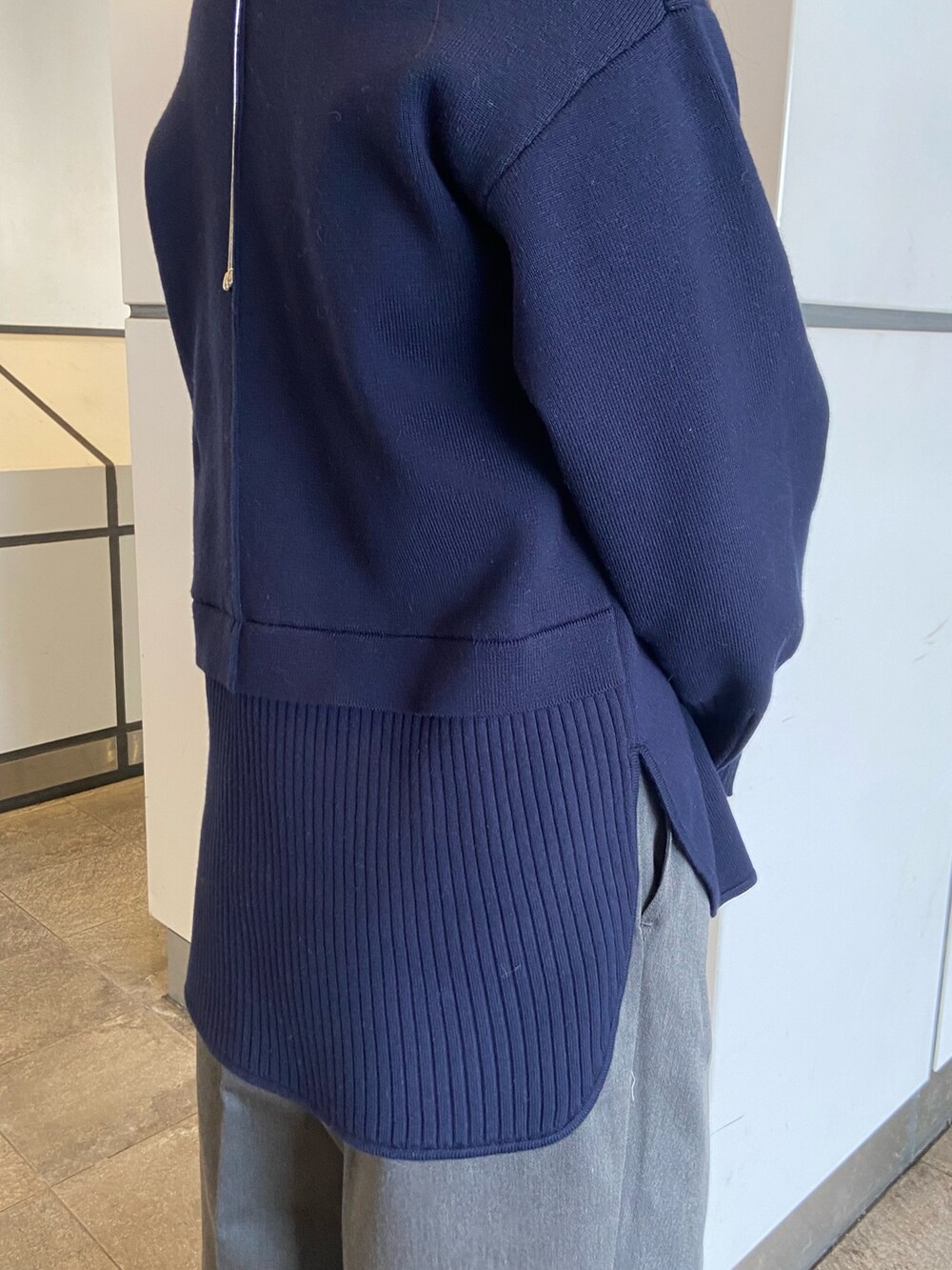 ブルー系のニット/セーター、グレー系のその他パンツ、シルバー系のローファーを着用したレディースの冬コーディネートの5枚目の写真