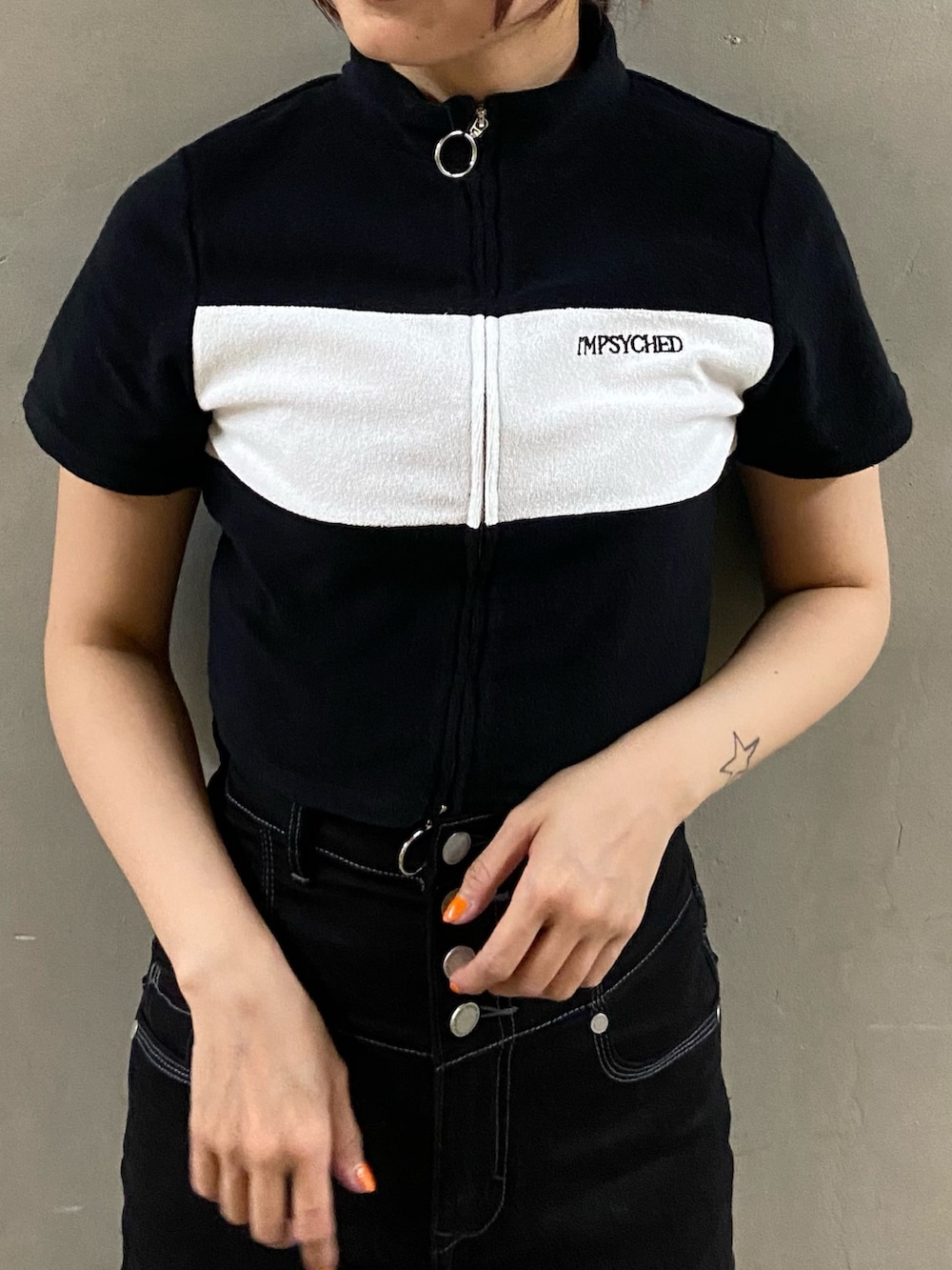 ブラック系のTシャツ/カットソー、ブラック系のデニムパンツ、ブラック系のブーツを着用したレディースの春コーディネートの3枚目の写真