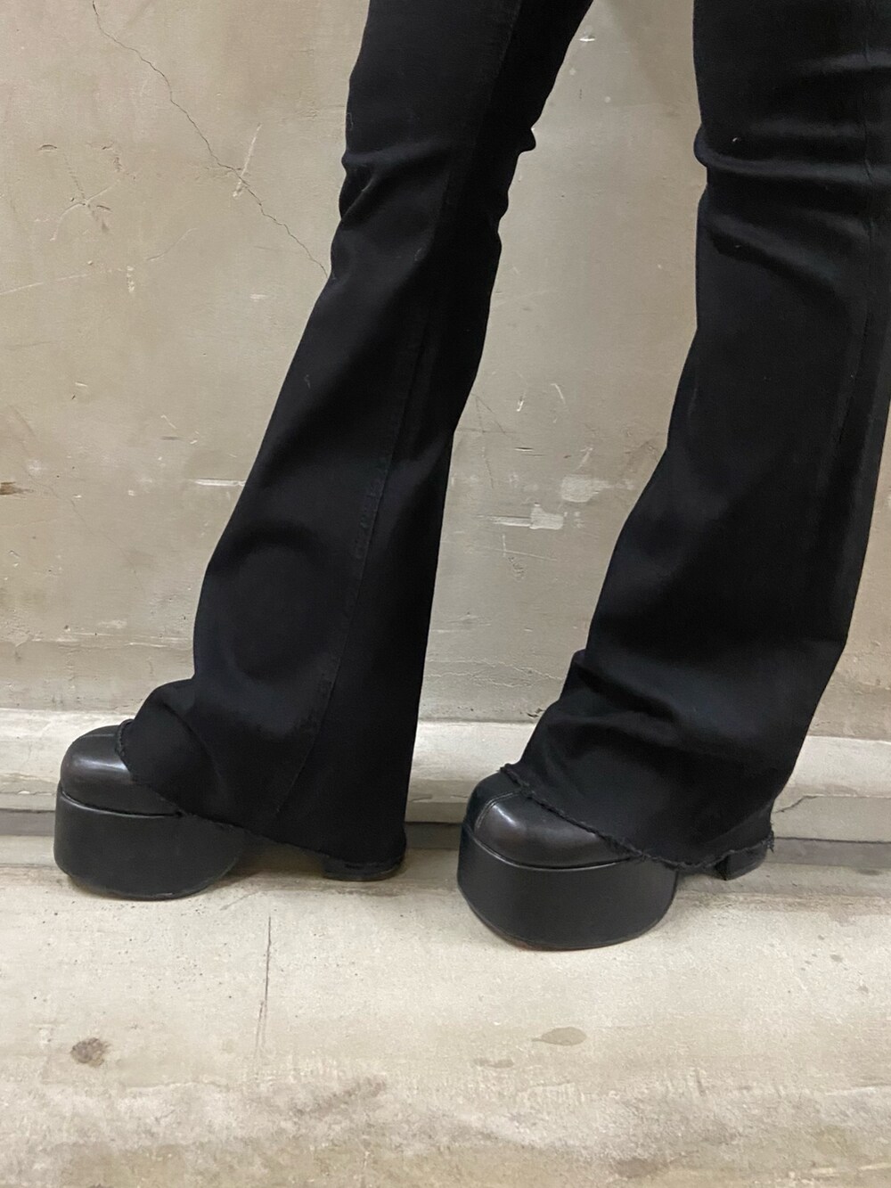 その他のニット/セーター、ブラック系のデニムパンツ、ブラック系のブーツを着用したレディースの秋コーディネートの6枚目の写真