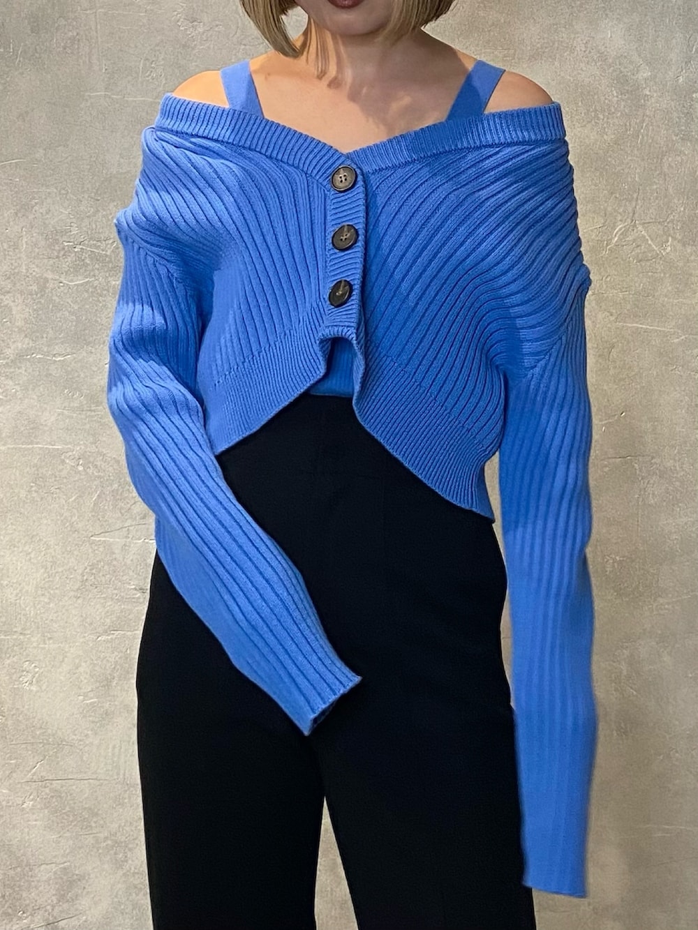 ブルー系のカーディガン/ボレロ、ブラック系のその他パンツ、ブラック系のパンプスを着用したレディースの冬コーディネートの5枚目の写真