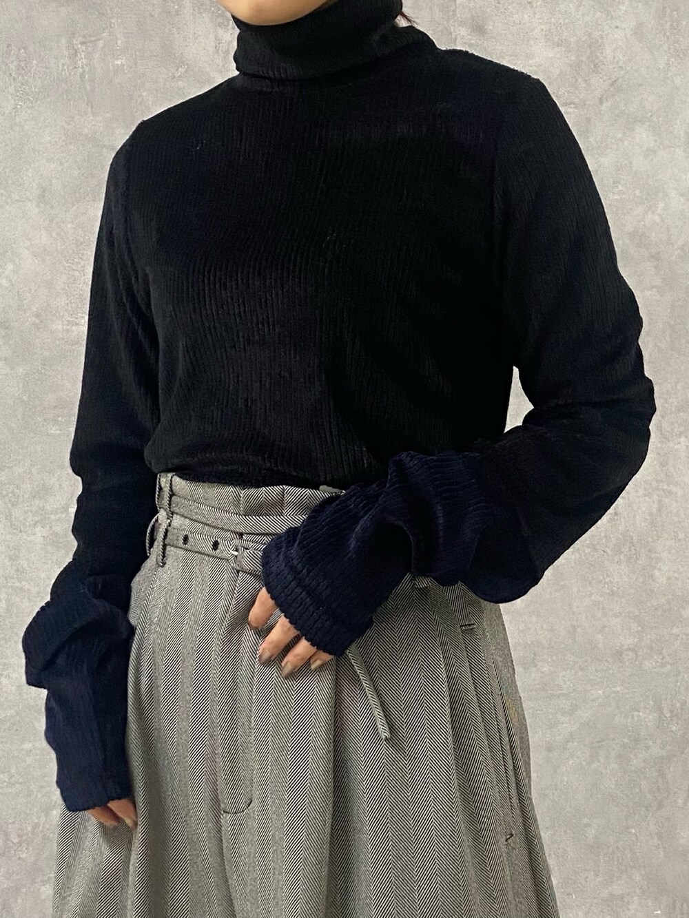 ブラック系のTシャツ/カットソー、ブラック系のその他パンツ、シルバー系のブーツを着用したレディースの秋コーディネートの5枚目の写真