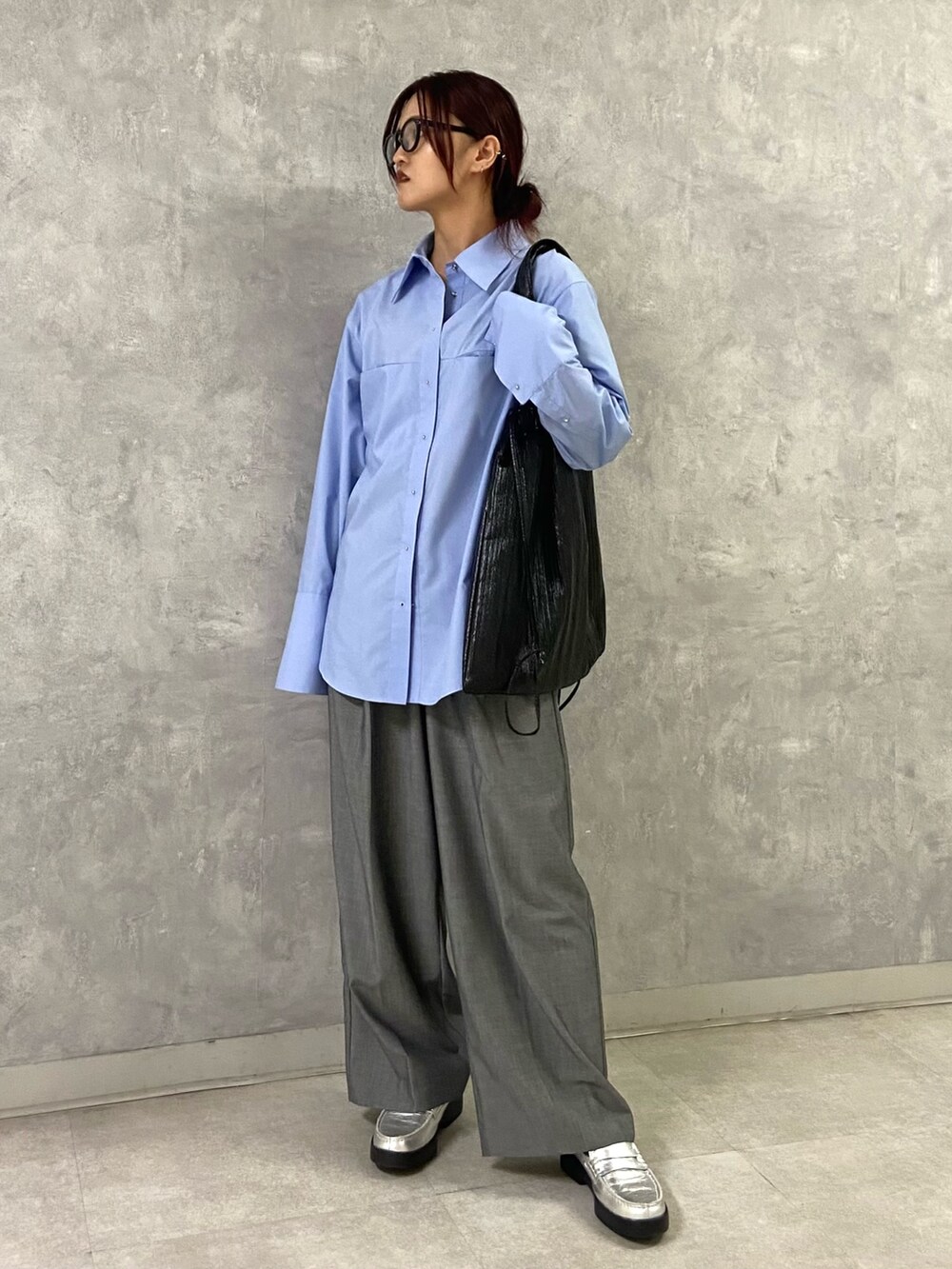 ブルー系のシャツ/ブラウス、シルバー系のローファー、グレー系のその他パンツを着用したレディースの夏コーディネートの2枚目の写真