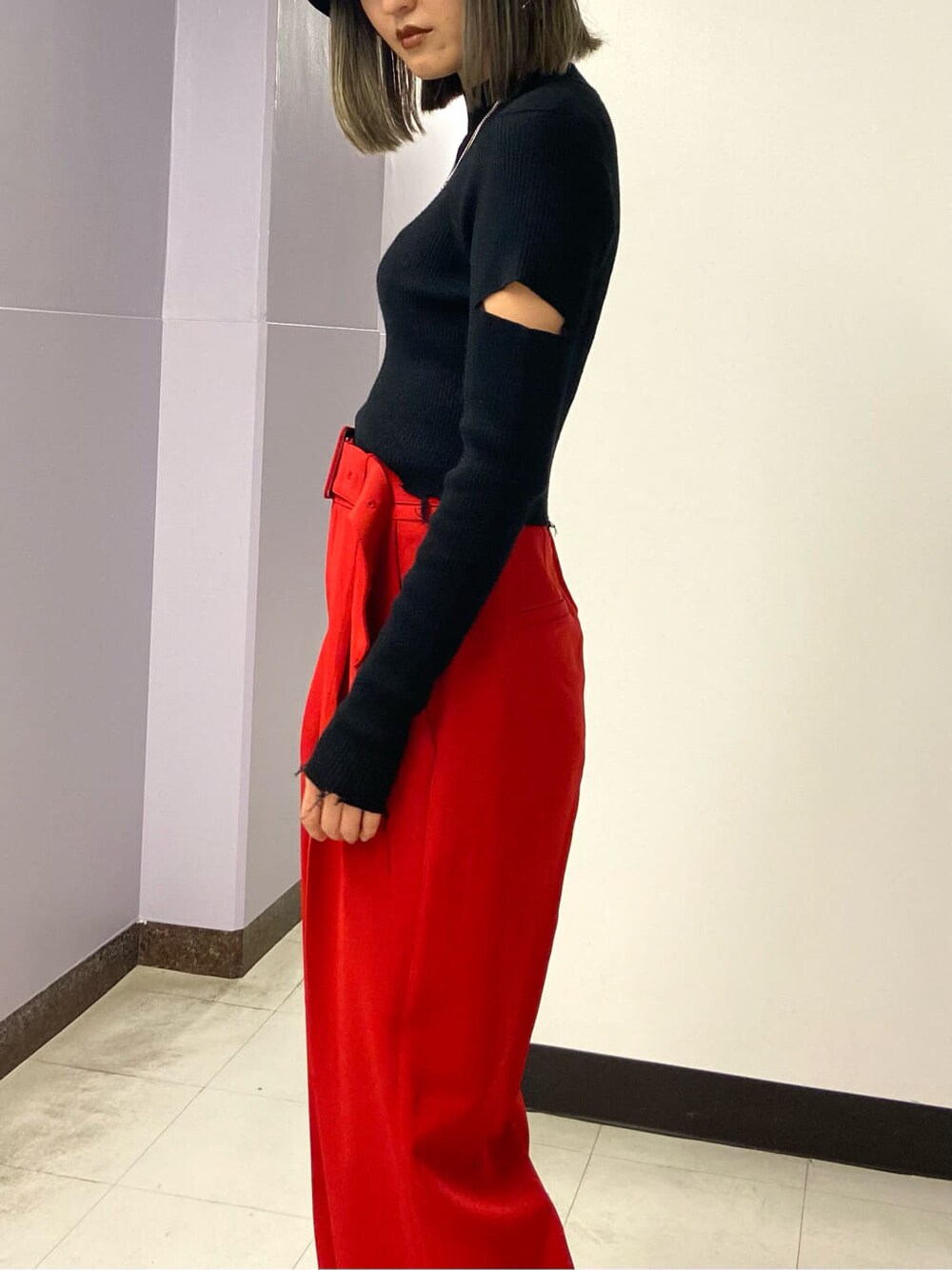 レッド系のその他パンツ、レッド系のその他パンツ、ブラック系のニット/セーターを着用したレディースの秋コーディネートの5枚目の写真