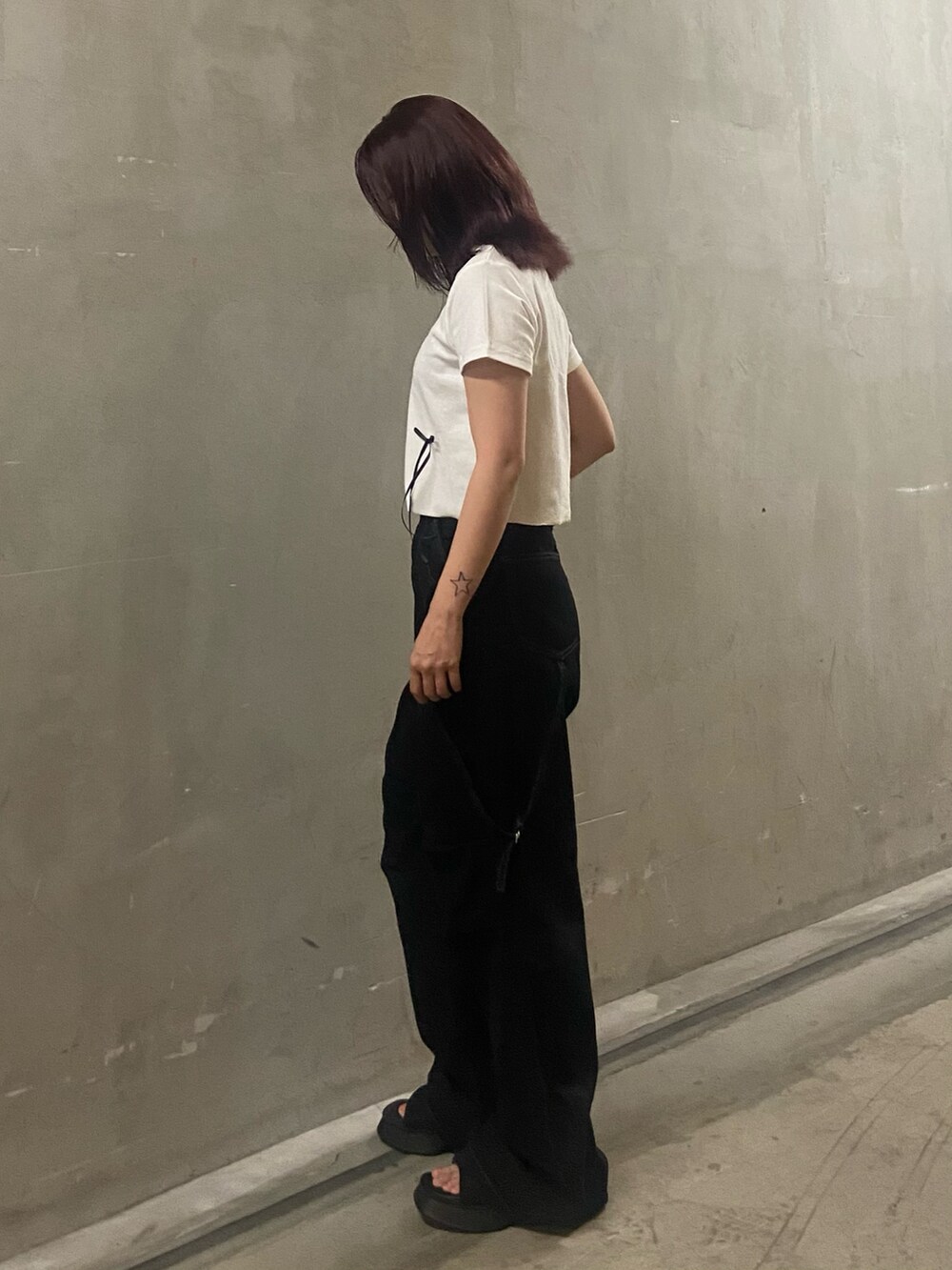 ホワイト系のTシャツ/カットソー、ブラック系のデニムパンツ、ブラック系のサンダルを着用したレディースの夏コーディネートの2枚目の写真