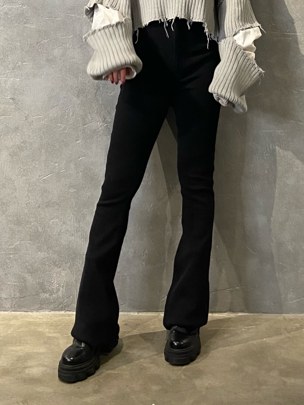 グレー系のニット/セーター、ブラック系のブーツ、ブラック系のその他パンツを着用したレディースの冬コーディネートの5枚目の写真