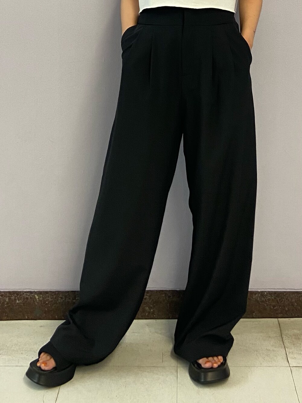 ホワイト系のTシャツ/カットソー、ブラック系のその他パンツ、ブラック系のサンダルを着用したレディースの夏コーディネートの6枚目の写真