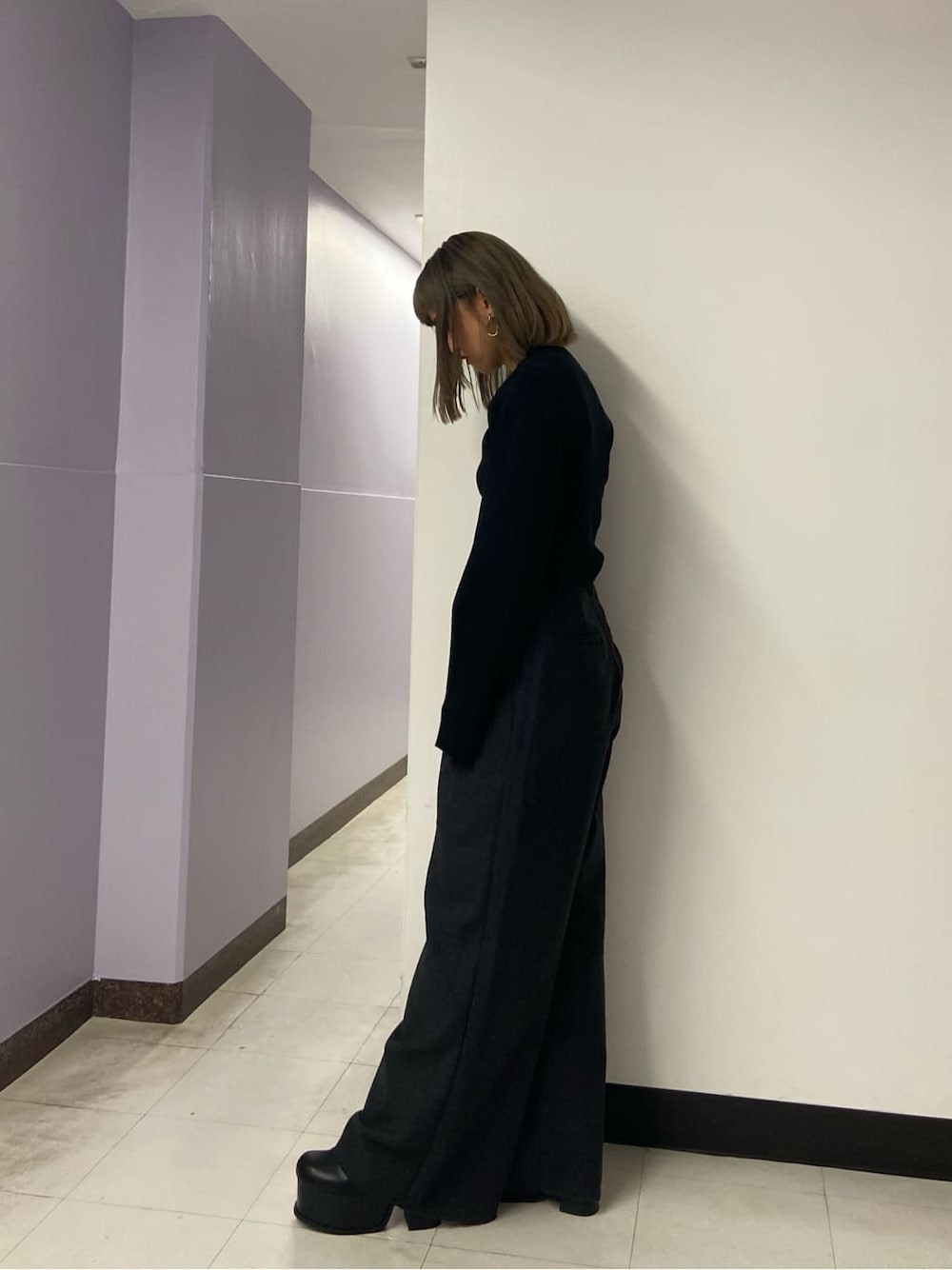 グレー系のその他パンツ、ブラック系のブーツ、ブラック系のニット/セーターを着用したレディースの秋コーディネートの3枚目の写真