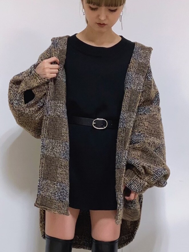 ブラック系のニット/セーターを着用したレディースの秋コーディネートの4枚目の写真