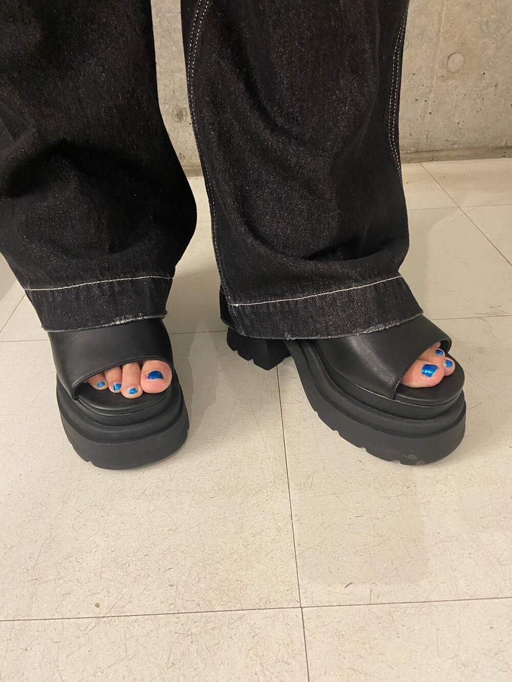 ブラック系のシャツ/ブラウス、ブラック系のデニムパンツ、ブラック系のサンダルを着用したレディースの夏コーディネートの6枚目の写真