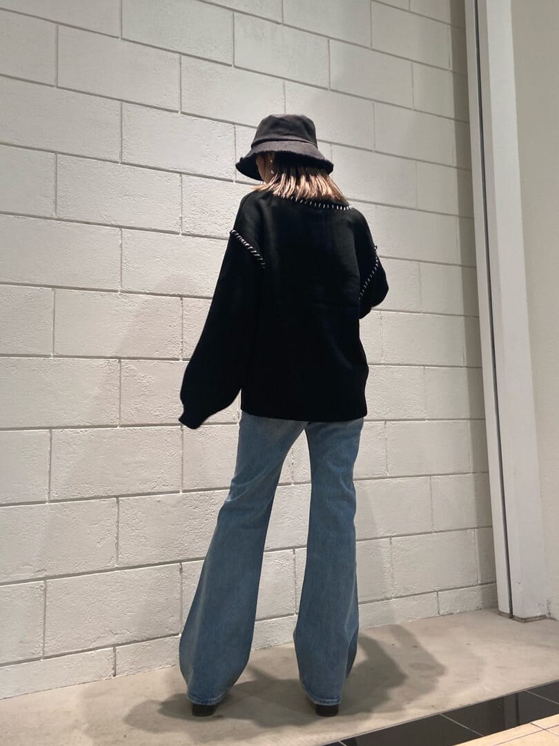 ブラック系のローファー、ブルー系のデニムパンツ、ブラック系のニット/セーターを着用したレディースの冬コーディネートの2枚目の写真