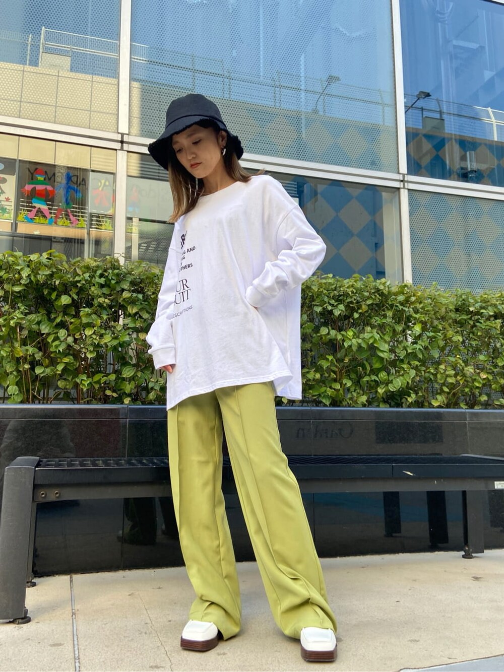 ホワイト系のローファー、ホワイト系のTシャツ/カットソー、イエロー系のその他パンツを着用したレディースの春コーディネートの2枚目の写真