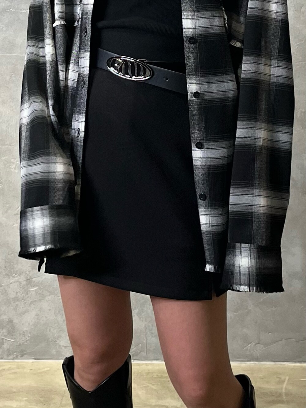 ブラック系のシャツ/ブラウス、ブラック系のキャミソール、ブラック系のスカートを着用したレディースの冬コーディネートの6枚目の写真