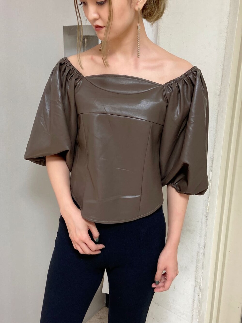 ブラック系のその他パンツ、ブラウン系のTシャツ/カットソーを着用したレディースの秋コーディネートの2枚目の写真