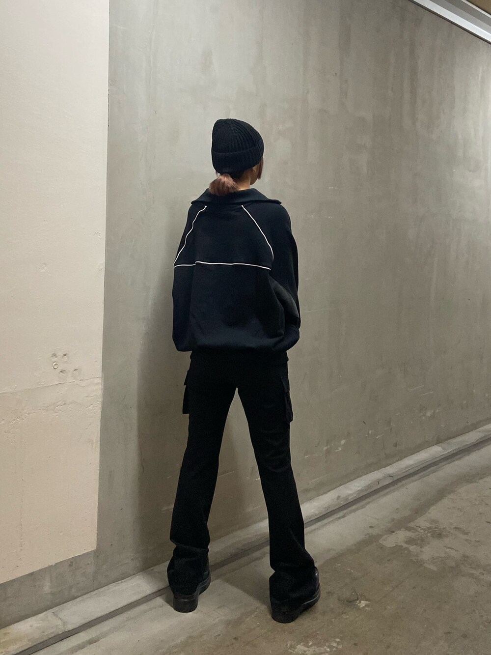 ブラック系のTシャツ/カットソー、ブラック系のカーゴパンツ、ブラック系のローファーを着用したレディースの冬コーディネートの3枚目の写真