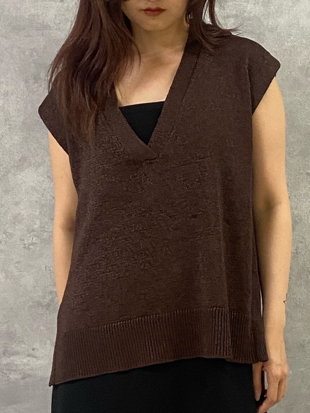 ブラウン系のベスト、ブラック系のワンピース、ブラック系のサンダルを着用したレディースの夏コーディネートの4枚目の写真