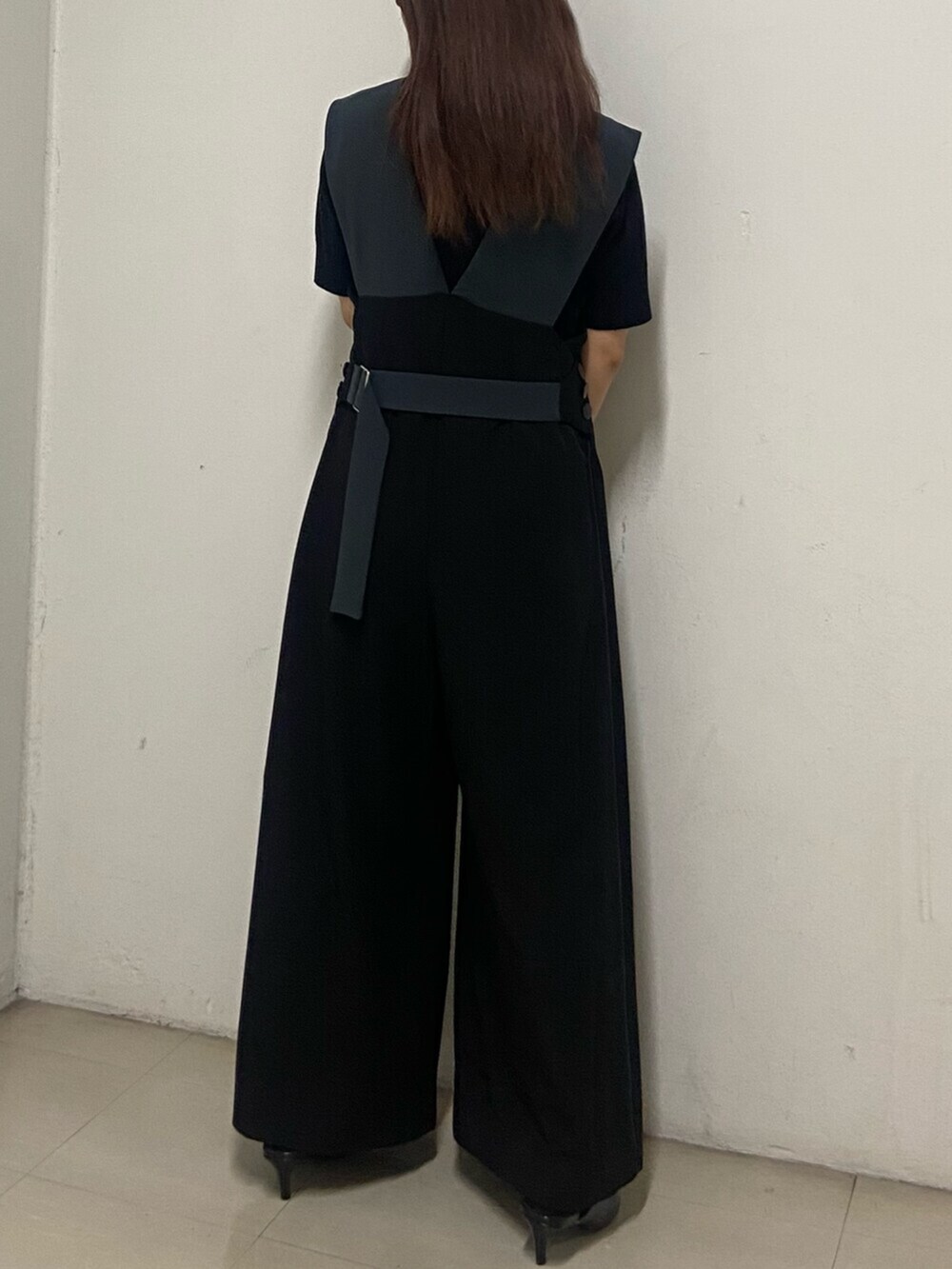 ブラック系のサンダル、ブラック系のつなぎ/オールインワン、ブラック系のニット/セーターを着用したレディースの春コーディネートの4枚目の写真