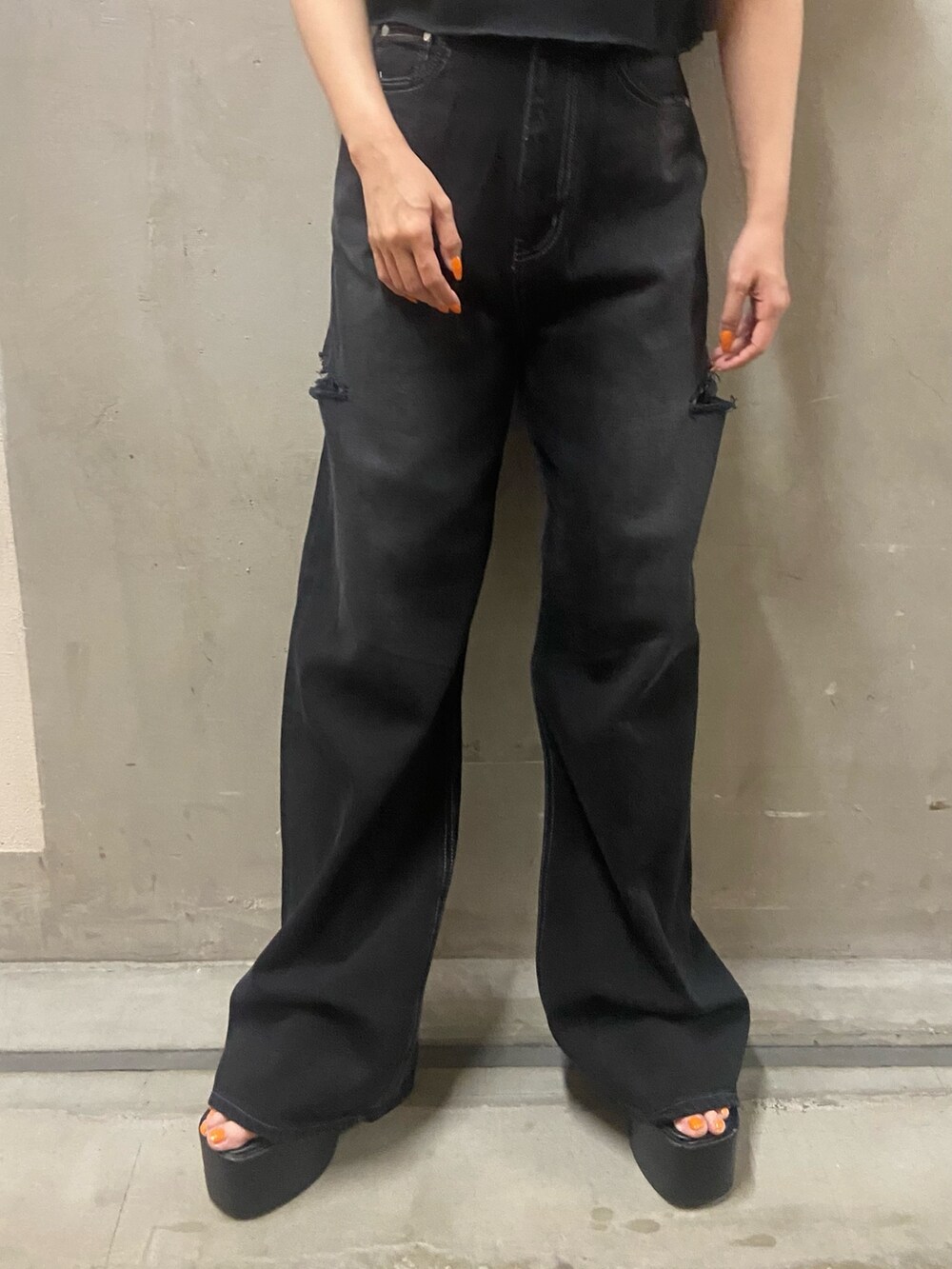 ブラック系のTシャツ/カットソー、ブラック系のデニムパンツ、ブラック系のサンダルを着用したレディースの夏コーディネートの5枚目の写真