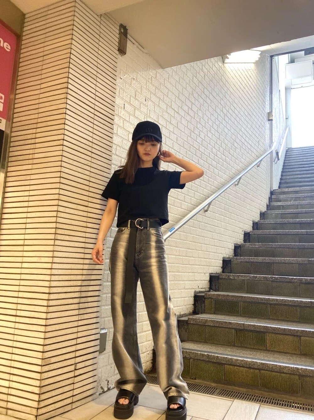 ブラック系のサンダル、ブラック系のデニムパンツ、ブラック系のTシャツ/カットソーを着用したレディースの春コーディネートの2枚目の写真