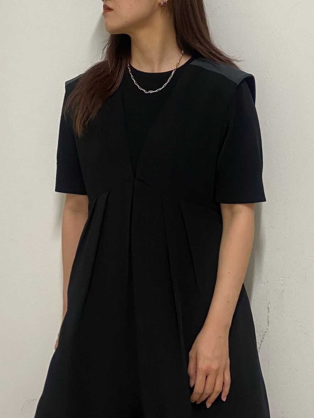 ブラック系のサンダル、ブラック系のつなぎ/オールインワン、ブラック系のニット/セーターを着用したレディースの春コーディネートの5枚目の写真