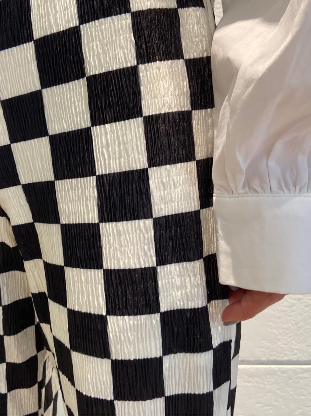 その他のその他パンツ、ブラック系のサンダル、ホワイト系のシャツ/ブラウスを着用したレディースの春コーディネートの7枚目の写真