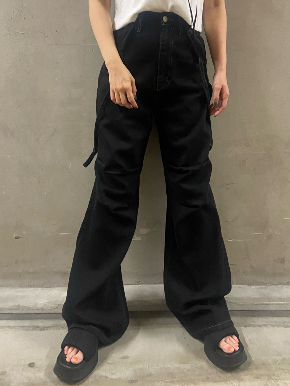 ホワイト系のTシャツ/カットソー、ブラック系のデニムパンツ、ブラック系のサンダルを着用したレディースの夏コーディネートの5枚目の写真