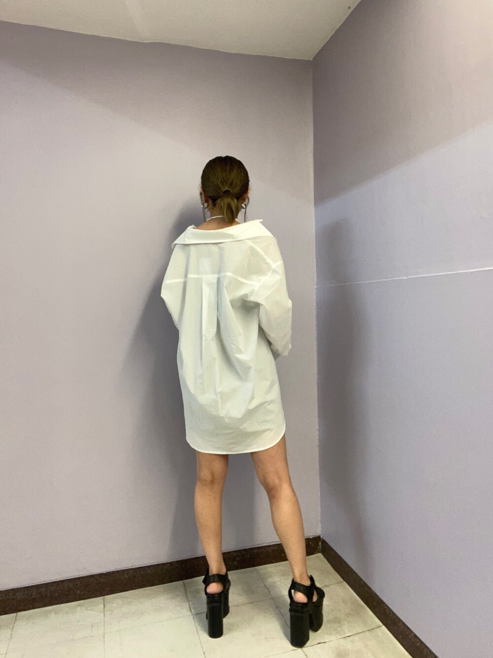 ホワイト系のシャツ/ブラウス、ブラック系のキャミソール、ブラック系のスカートを着用したレディースの春コーディネートの3枚目の写真