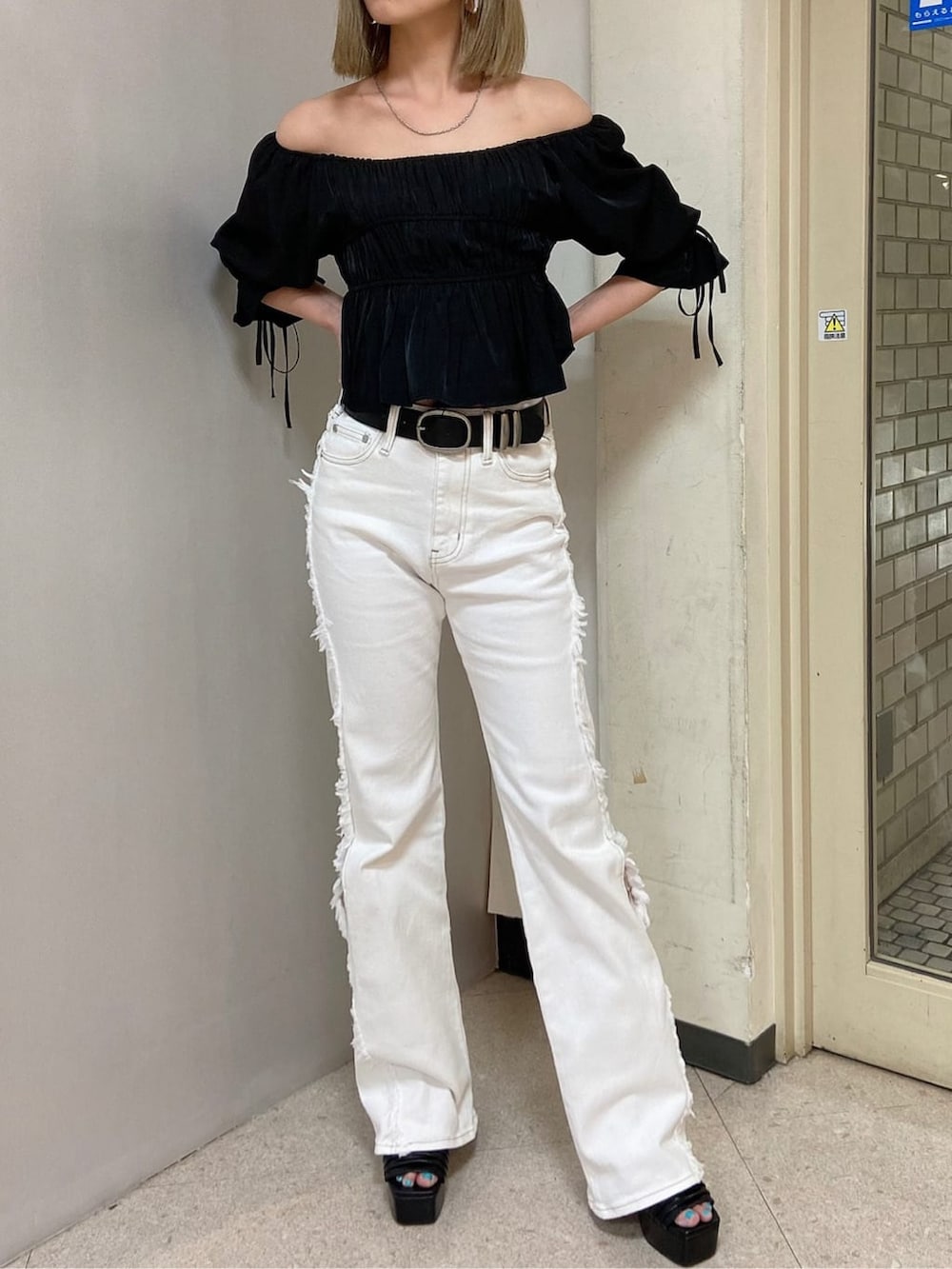 ブラック系のサンダル、ホワイト系のデニムパンツ、ブラック系のシャツ/ブラウスを着用したレディースの夏コーディネートの3枚目の写真