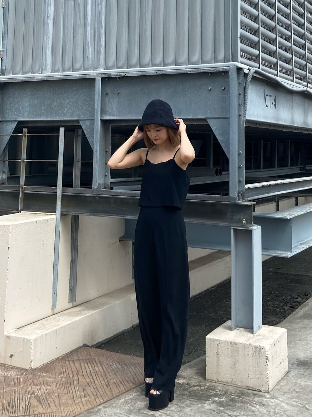 ブラック系のつなぎ/オールインワン、ブラック系のサンダル、ブラック系のハットを着用したレディースの夏コーディネートの2枚目の写真