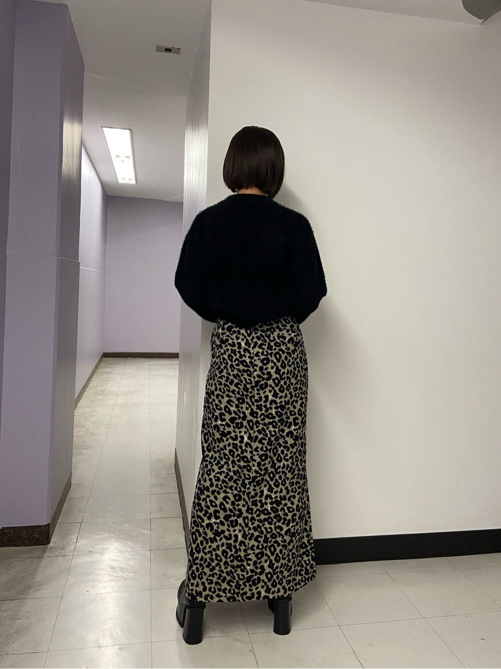 ブラック系のブーツ、ブラック系のカーディガン/ボレロ、その他のスカートを着用したレディースの秋コーディネートの4枚目の写真