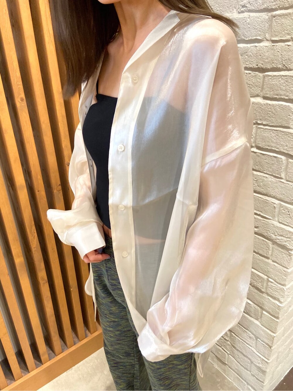 ブラック系のキャミソール、ホワイト系のシャツ/ブラウス、ブラック系のサンダルを着用したレディースの春コーディネートの6枚目の写真