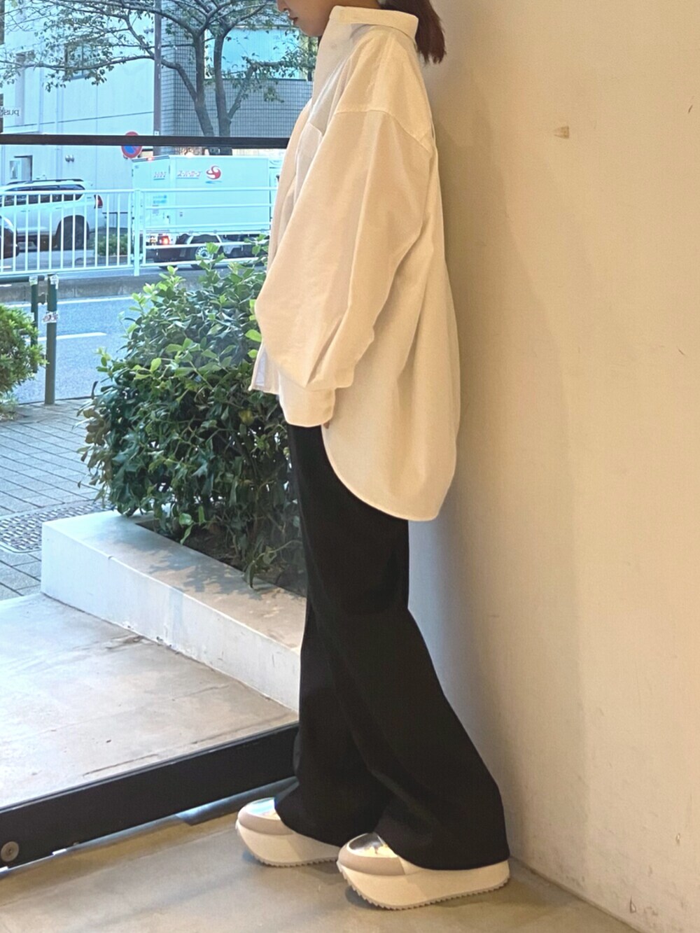 ホワイト系のシャツ/ブラウス、シルバー系のスニーカーを着用したレディースの冬コーディネートの2枚目の写真