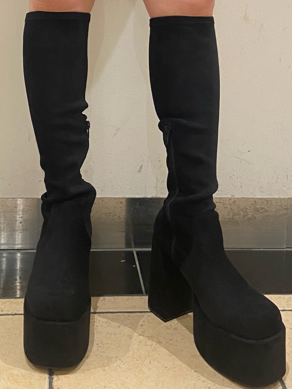 その他のブーツ、グレー系のワンピース、ブラック系のスマホケース/カバーを着用したレディースの冬コーディネートの5枚目の写真