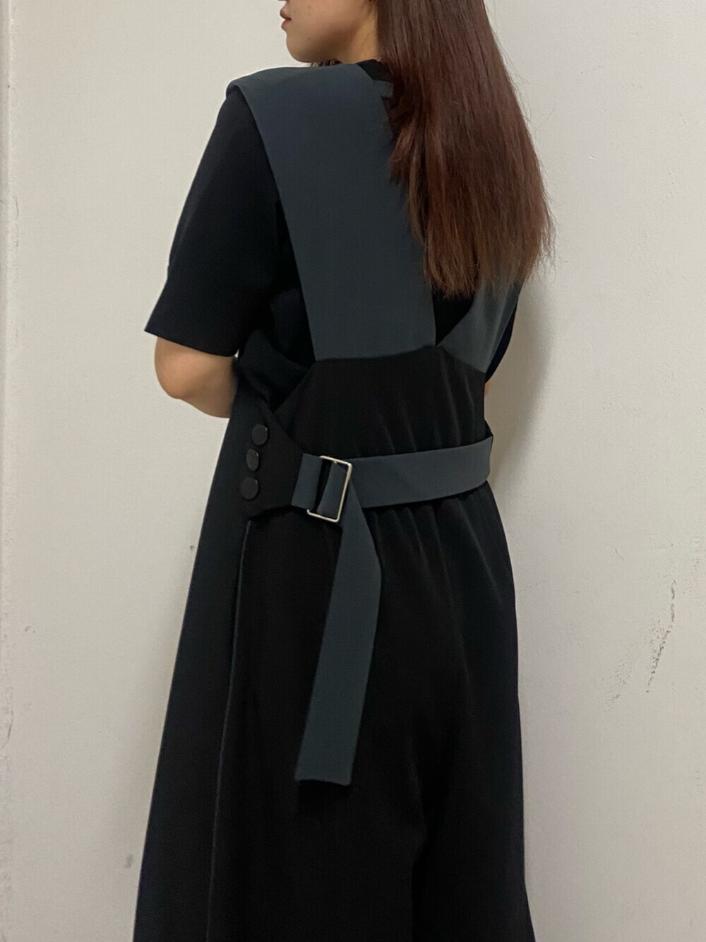 ブラック系のサンダル、ブラック系のつなぎ/オールインワン、ブラック系のニット/セーターを着用したレディースの春コーディネートの6枚目の写真