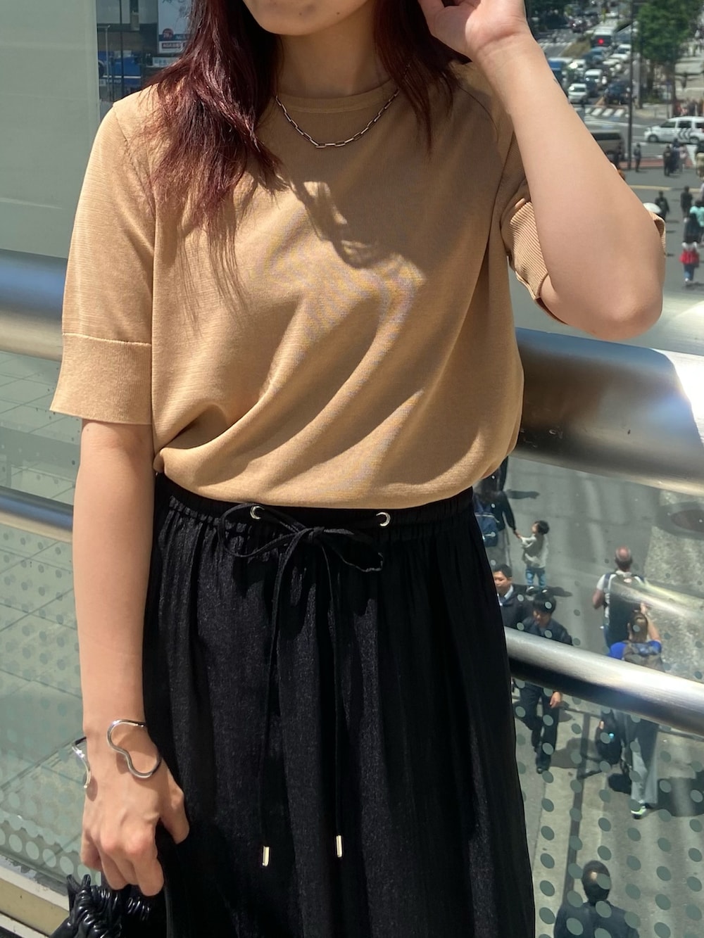 ブラック系のスカート、ブラック系のサンダル、ベージュ系のニット/セーターを着用したレディースの夏コーディネートの5枚目の写真