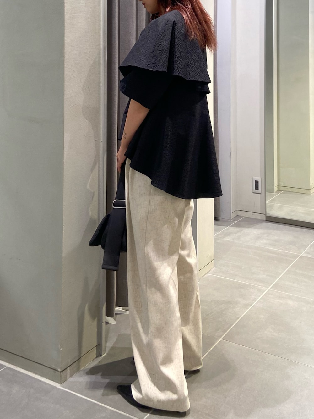 ブラック系のシャツ/ブラウス、ベージュ系のその他パンツ、ブラック系のサンダルを着用したレディースの春コーディネートの3枚目の写真