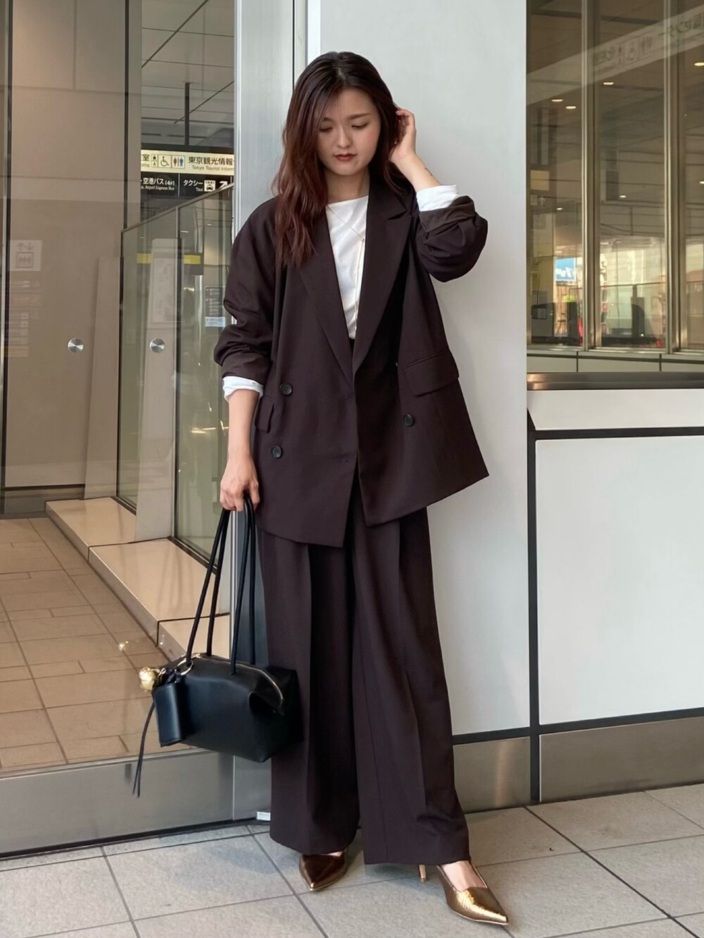 ホワイト系のTシャツ/カットソー、ブラック系のボストンバッグ、ブラウン系のその他パンツを着用したレディースの夏コーディネートの2枚目の写真