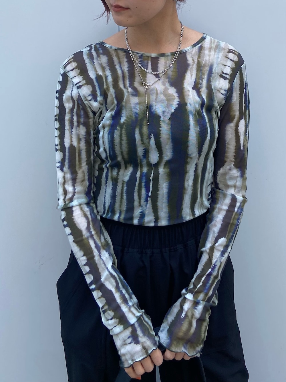 その他のTシャツ/カットソー、ブラック系のその他パンツ、ブラック系のブーツを着用したレディースの春コーディネートの3枚目の写真