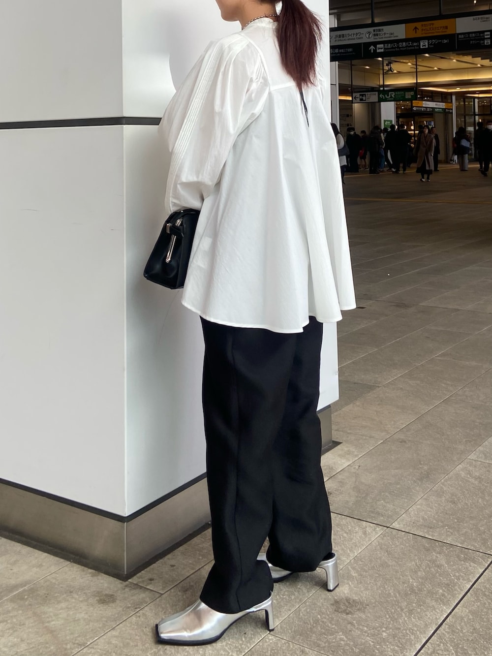 ホワイト系のシャツ/ブラウス、ブラック系のその他パンツ、ブラック系のハンドバッグを着用したレディースの冬コーディネートの2枚目の写真