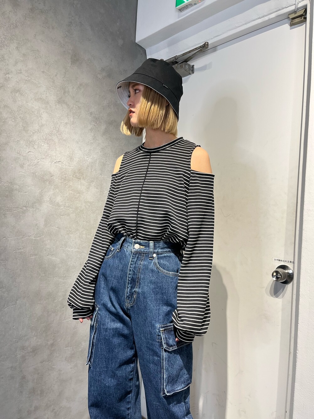 その他のTシャツ/カットソー、ブルー系のデニムパンツ、ブラック系のサンダルを着用したレディースの冬コーディネートの5枚目の写真