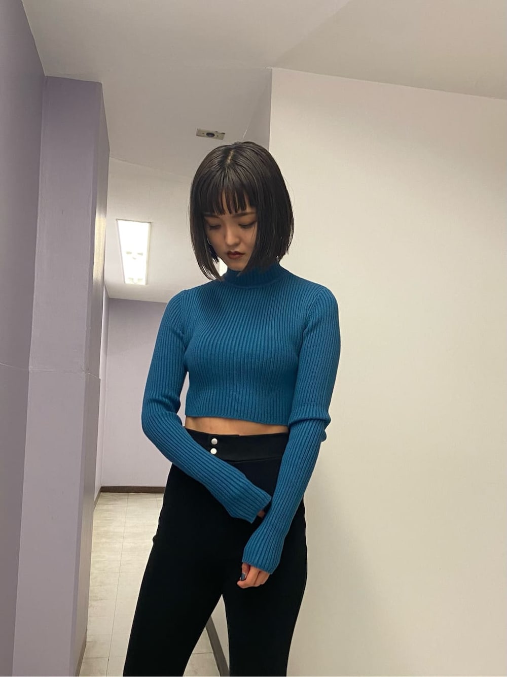 ブラック系のブーツ、ブラック系のブルゾン、ブルー系のニット/セーターを着用したレディースの秋コーディネートの7枚目の写真